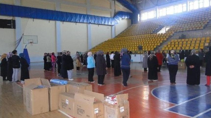 Başkan Şahiner Bayanlara Spor Malzemesi Hediye Etti