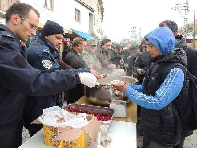 Digor’da Aşure Dağıtıldı