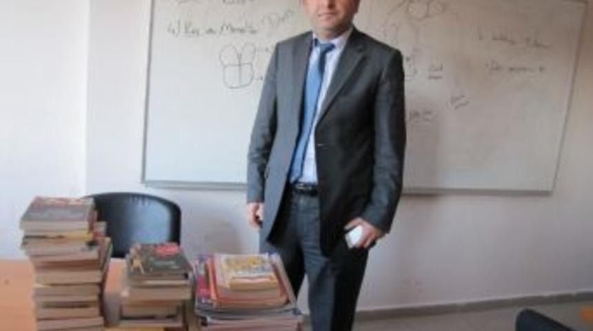 &Ouml;ğretim G&ouml;revlisi Recep Hatipoğlu&rsquo;ndan Kitap Bağışı
