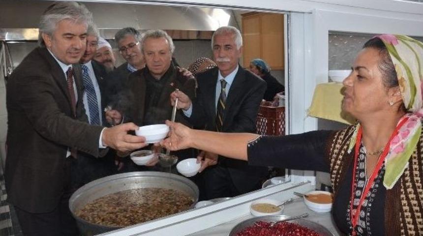 Akhisar Cem Evinden Aşure Etkinliği