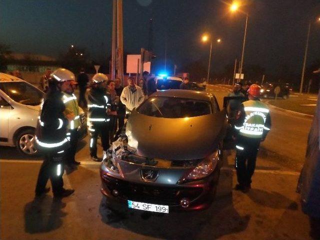 2 Araca &Ccedil;arpan Kamyonet Yan Yattı 1