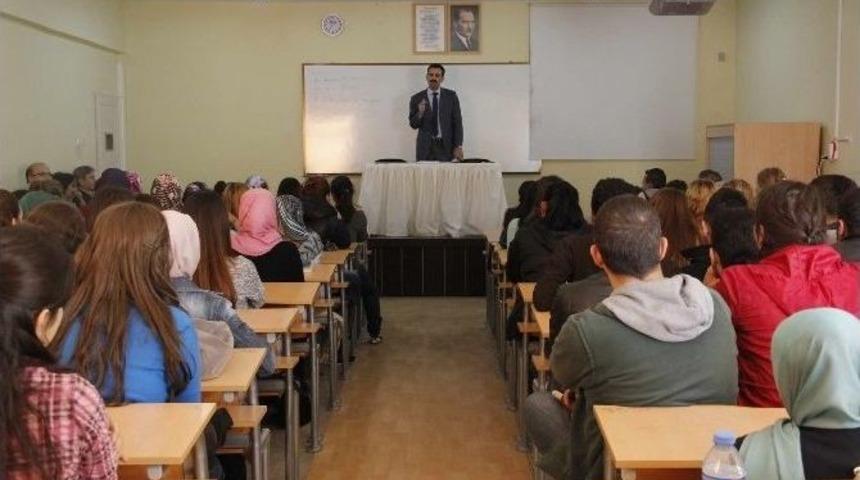 Sosyal Medya Ve Gen&ccedil;lik Konulu Konferans D&uuml;zenlendi