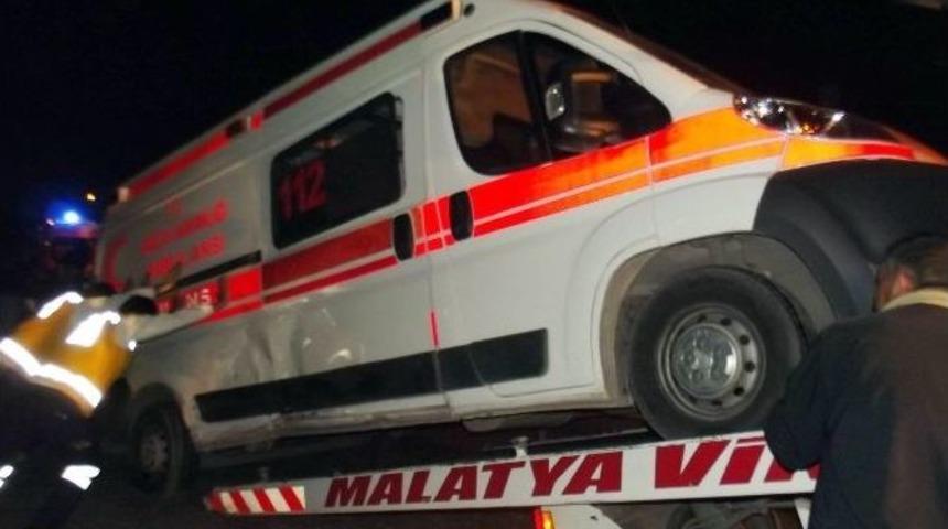 Otomobil Ambulansa Çarptı