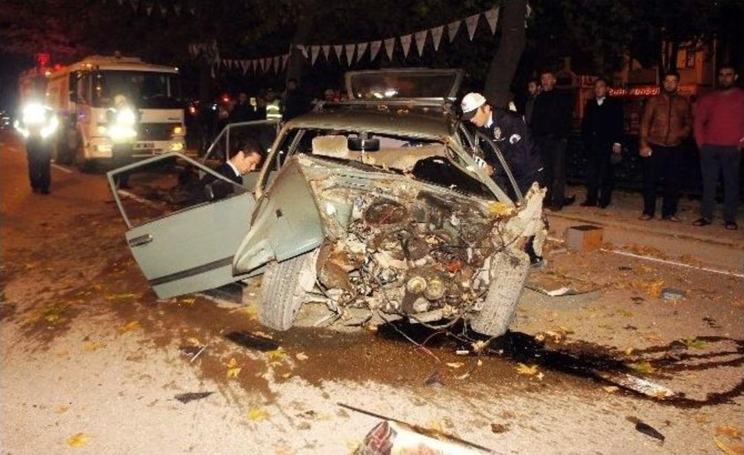 Ağaca &Ccedil;arpan Otomobil İkiye B&ouml;l&uuml;nd&uuml;