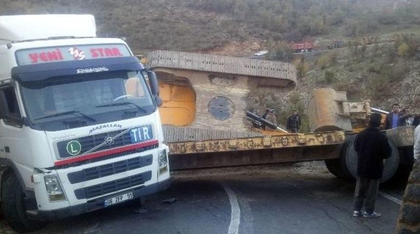 Kaza Yapan Tır&rsquo;a Tanklı M&uuml;dahale