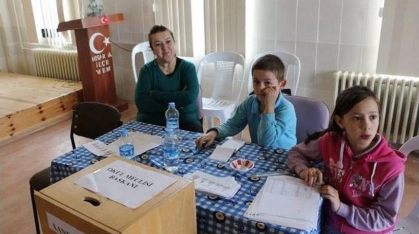 Atat&uuml;rk İlkokulu &Ouml;ğrenci Meclisi Başkanını Se&ccedil;ti