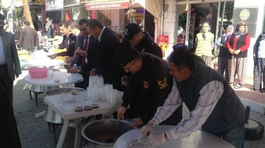 K&ouml;pr&uuml;başında 2 Bin Vatandaşa Aşure Dağıtıldı