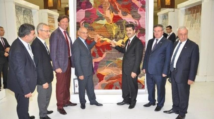 Ekonomi Bakanlığı M&uuml;steşarı Şenel, Sergilenen Halıları İnceledi