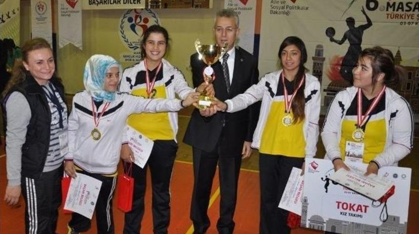 Tenis Birincileri &Ouml;d&uuml;llerini Vali Taşkesen&rsquo;den Aldı