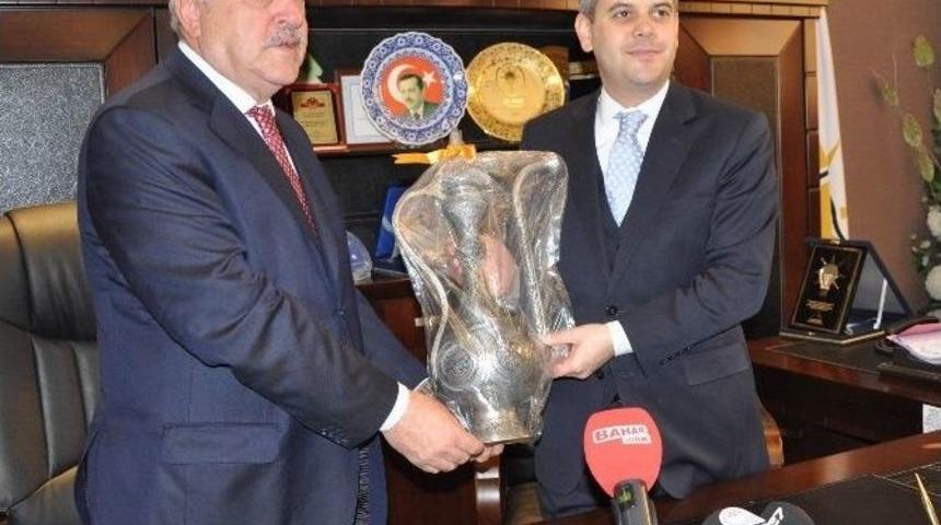 Gen&ccedil;lik Ve Spor Bakanı &Ccedil;ağatay Kılı&ccedil;, Ak Parti İl Başkanlığını Ziyaret Etti