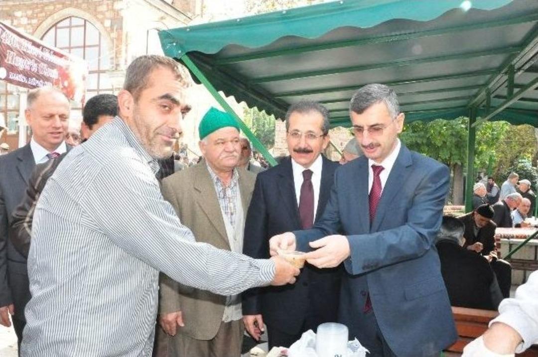 Manisa Valisi Cuma &Ccedil;ıkışında Aşure Dağıttı