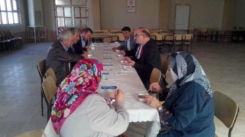 Kaymakam &Ccedil;akıcı Ve Başkan Şahin, Osmaneli Halkına Aşure Dağıttı