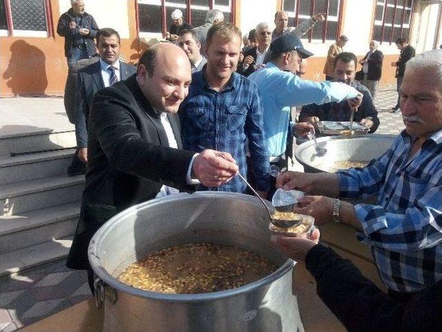 Kaymakam &Ccedil;akıcı Ve Başkan Şahin, Osmaneli Halkına Aşure Dağıttı 2