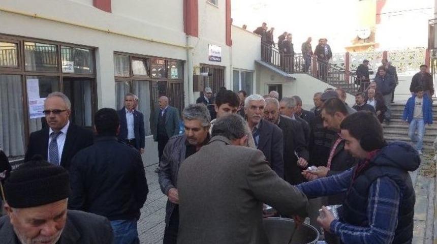Yenidoğan Camii&rsquo;nde Aşure İkramı