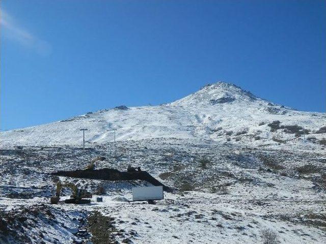 Yıldız Dağı&rsquo;na Mevsimin İlk Karı Yağdı 1