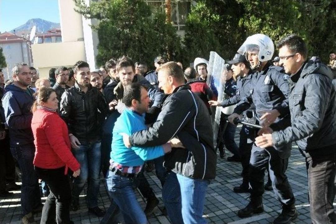 G&uuml;m&uuml;şhane&rsquo;de Maden İş&ccedil;ileri Valiliğe Y&uuml;r&uuml;mek İstedi