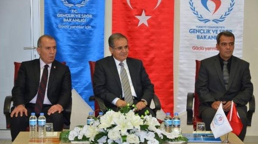 Vali Tapsız, Azeri &Ouml;ğrencileri Ziyaret Etti