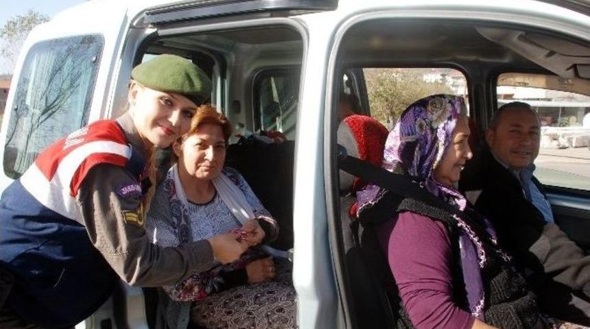 Jandarma S&uuml;r&uuml;c&uuml;lere Hediye Dağıttı