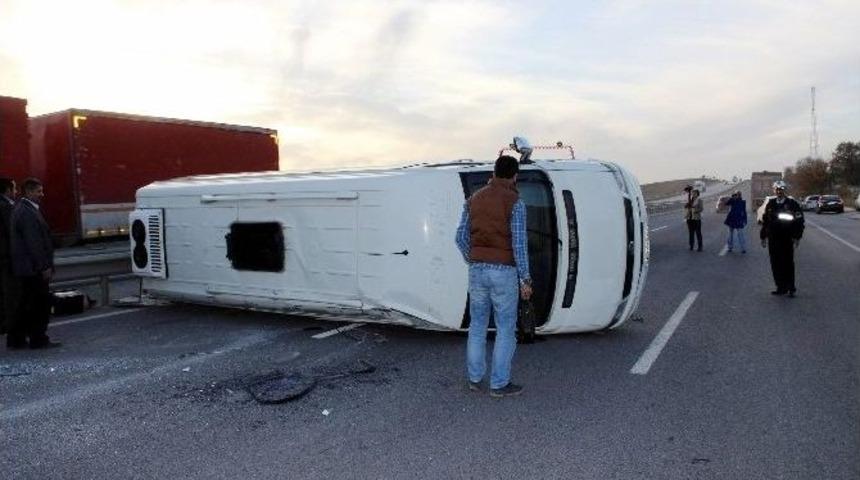İş&ccedil;ileri Taşıyan Minib&uuml;s Devrildi: 12 Yaralı