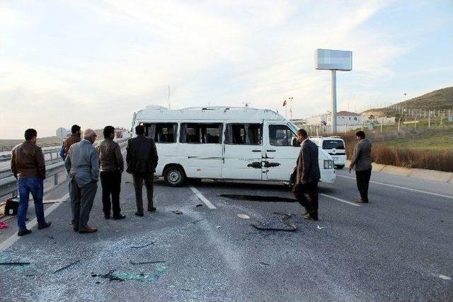İş&ccedil;ileri Taşıyan Minib&uuml;s Devrildi: 12 Yaralı 1
