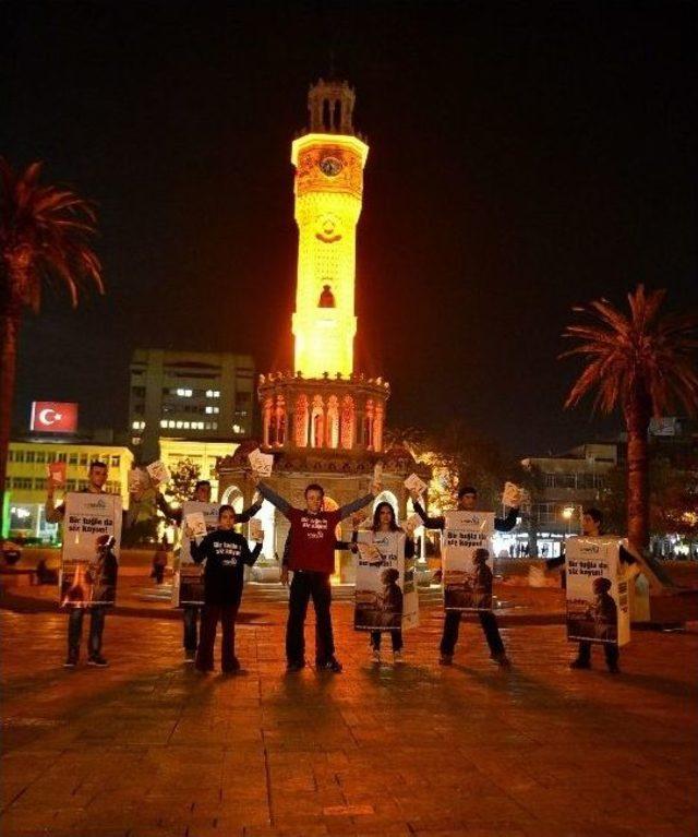 İzmir’in Simgesi Tarihi Saat Kulesi Rengarenk