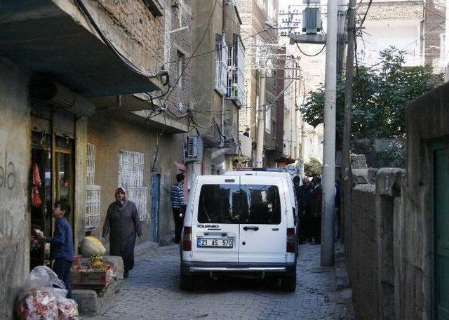 Diyarbakır’da Bir Genç Terasta Asılı Bulundu