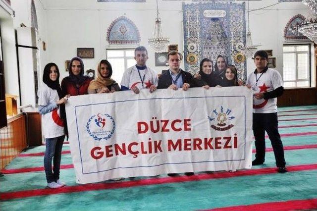 Düzceli Gençler Camileri Temizledi