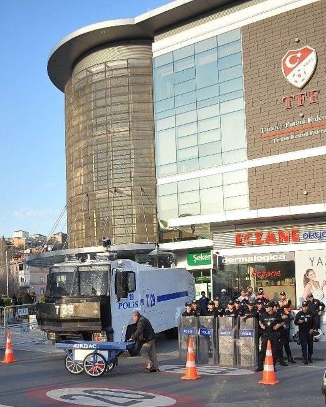 Beşiktaşlı Taraftarlar, Tff’yi Protesto Etti