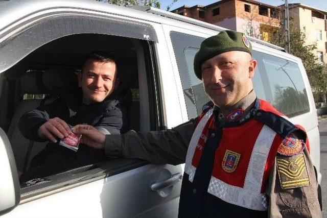 Jandarmadan Önce Uyarı, Sonra Hediye