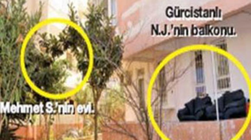 Komşusunun balkonuna girdi ve...