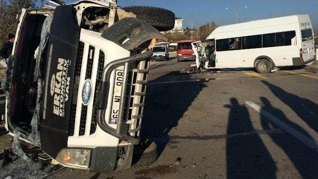 Van’da Trafik Kazası; 3 Yaralı