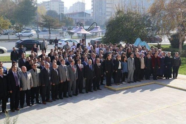 Melikgazi Belediyesi Çalışanları Ata’ Ya Saygı Duruşunda Bulundu