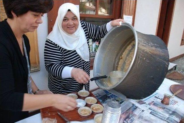 Köyceğiz Kadın Akademisi 2 Bin Kişiye Aşure Dağıttı