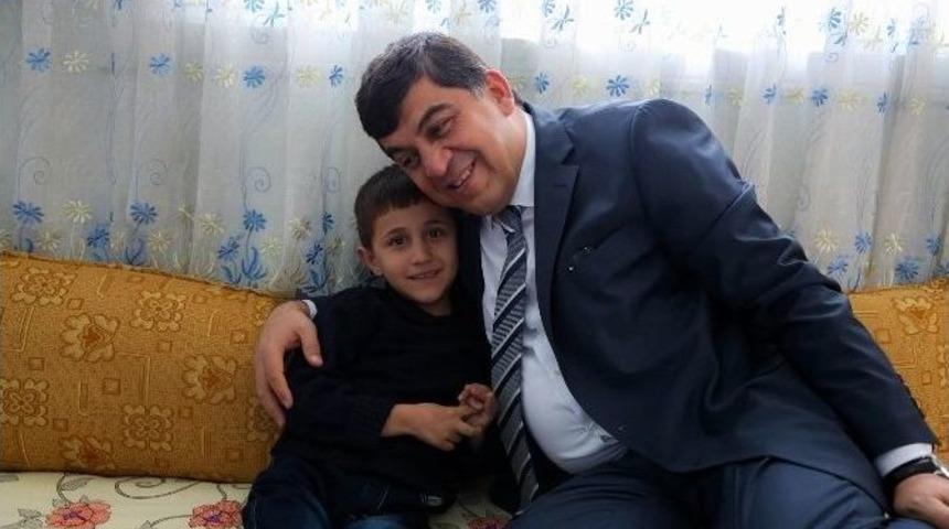 Fadıloğlu, Engelli Minik Muhammed&rsquo;in İsteğini Yerine Getirdi