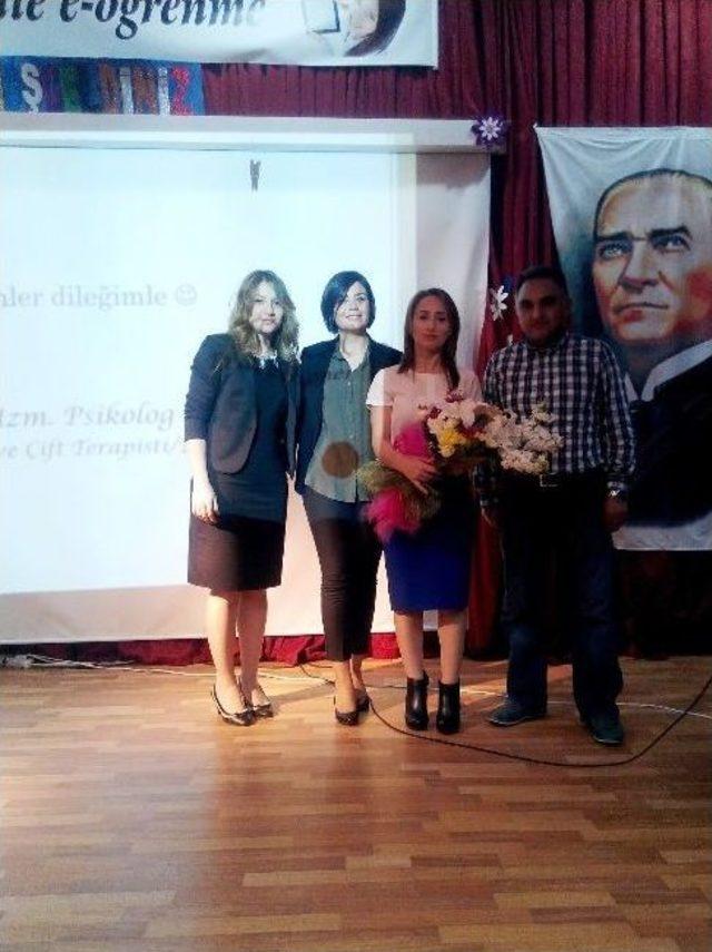 Ergenlik D&ouml;neminde Gen&ccedil;lerin Karşısında Değil Yanında Olunmalı 1