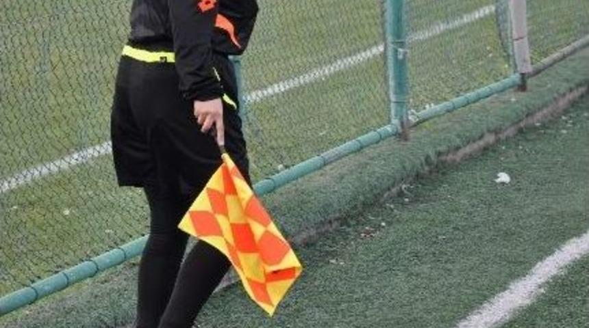 T&uuml;rkiye&rsquo;nin İlk T&uuml;rbanlı Hakemi Afyonkarahisar&rsquo;da Sahaya &Ccedil;ıktı