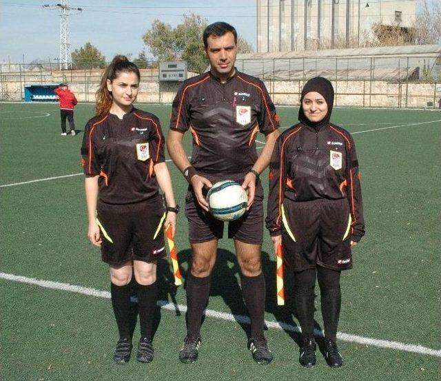 T&uuml;rkiye&rsquo;nin İlk T&uuml;rbanlı Hakemi Afyonkarahisar&rsquo;da Sahaya &Ccedil;ıktı 1