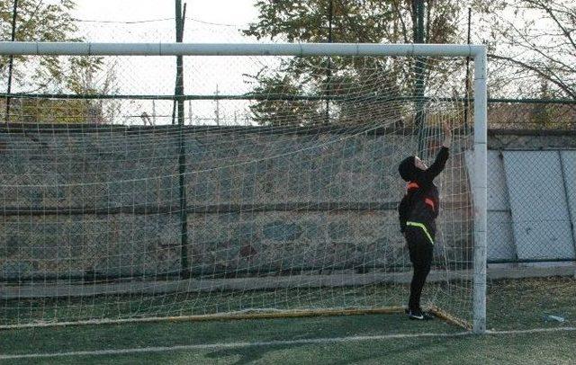 T&uuml;rkiye&rsquo;nin İlk T&uuml;rbanlı Hakemi Afyonkarahisar&rsquo;da Sahaya &Ccedil;ıktı 2