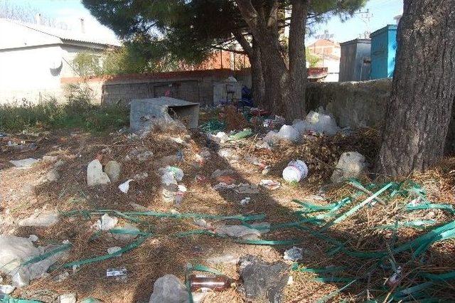 Okul Bahçesi Çöplüğe Döndü 2