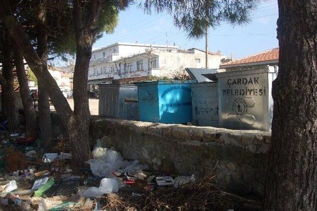 Okul Bahçesi Çöplüğe Döndü 3