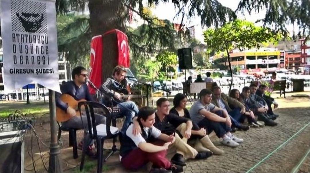 Giresunlu Gen&ccedil;ler Atat&uuml;rk&rsquo;&uuml; Diktirdiği Ağacın Altında Andı