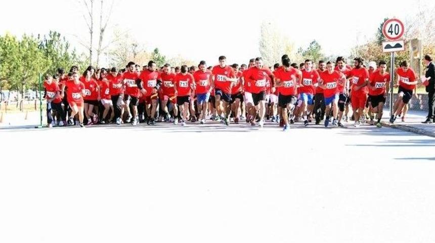 C&uuml;&rsquo;de &ldquo;ata&rsquo;ya Saygı Koşusu&rdquo; D&uuml;zenlendi