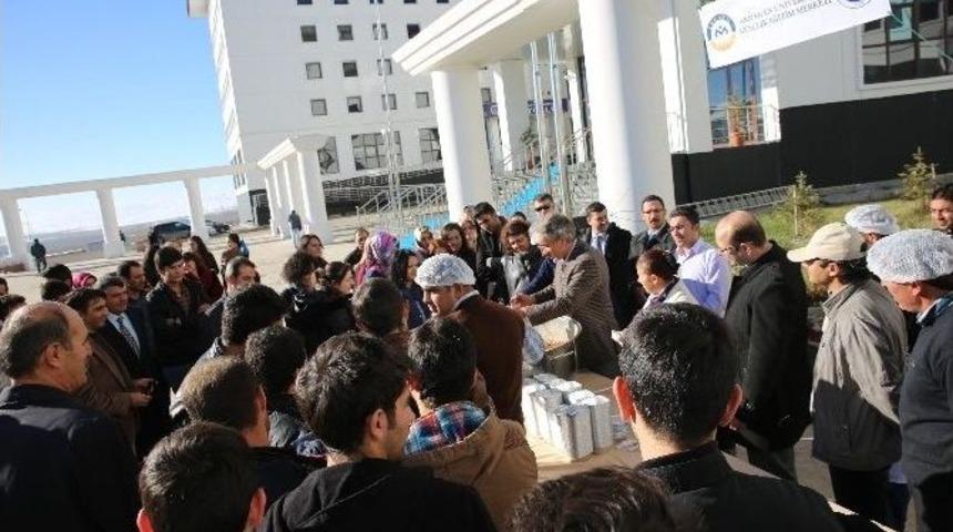 Ar&uuml;gem, Yenisey Kamp&uuml;s&uuml;&rsquo;nde Binlerce Kişiye Aşure Dağıttı