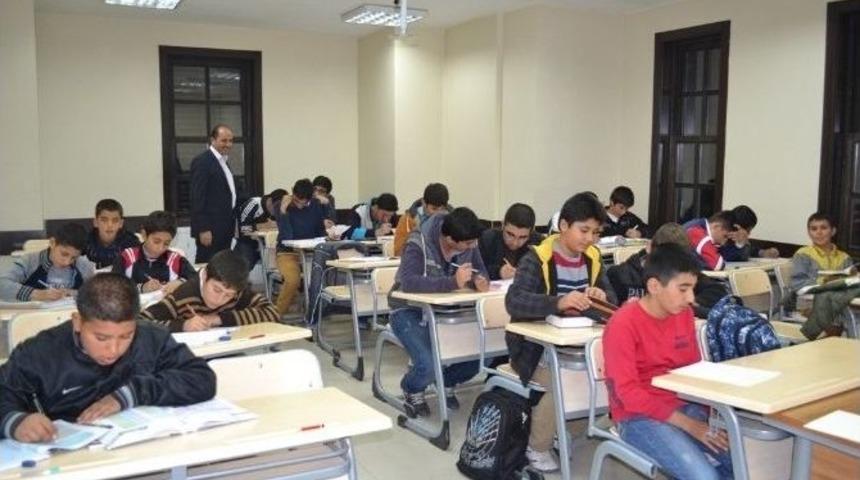 Semt Konağında &Ouml;ğrenciler &Uuml;niversiteye Hazırlanıyor