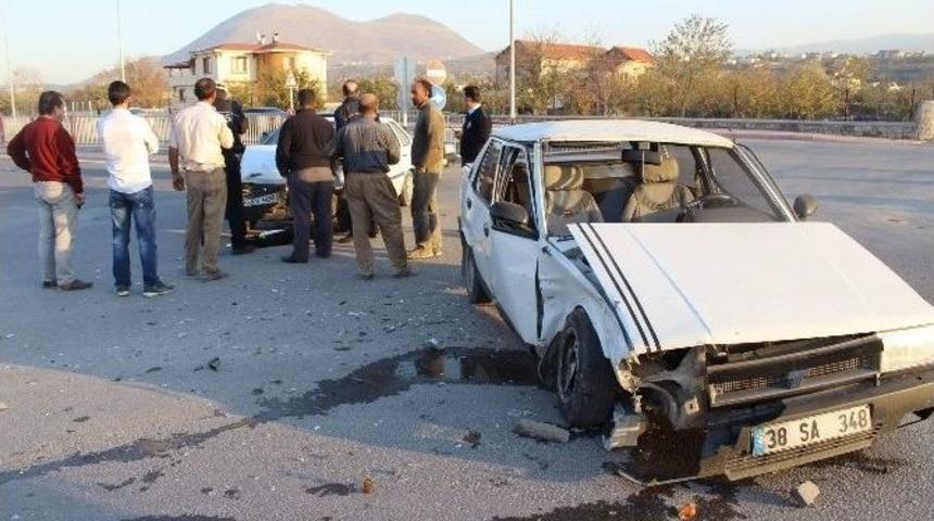 İki Otomobil &Ccedil;arpıştı: 2 Yaralı