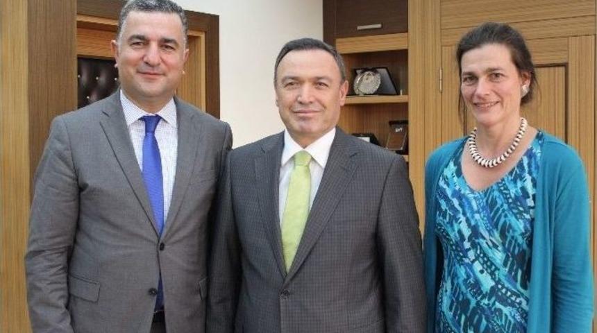 A&uuml; Rekt&ouml;r&uuml; Kurtcephe&rsquo;ye Ziyaret