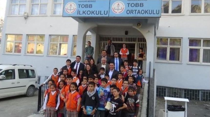 Kundaklanan Okulda K&uuml;rt&ccedil;e Hikaye Kitapları Dağıtıldı