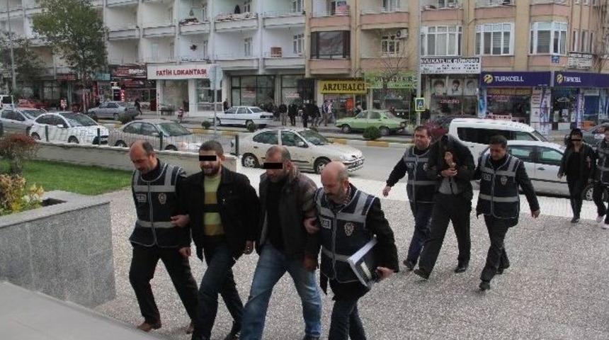 Kendilerine Polis S&uuml;s&uuml; Vererek Ka&ccedil;ıracaklardı