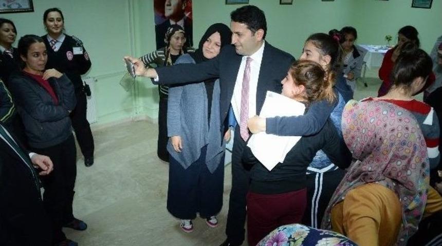 Başkan Eroğlu, &Uuml;niversite &Ouml;ğrencileri İle Selfie Yaptı