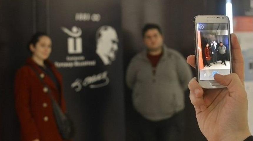 &Uuml;&ccedil; Boyutlu Atat&uuml;rk Fotoğrafına B&uuml;y&uuml;k İlgi